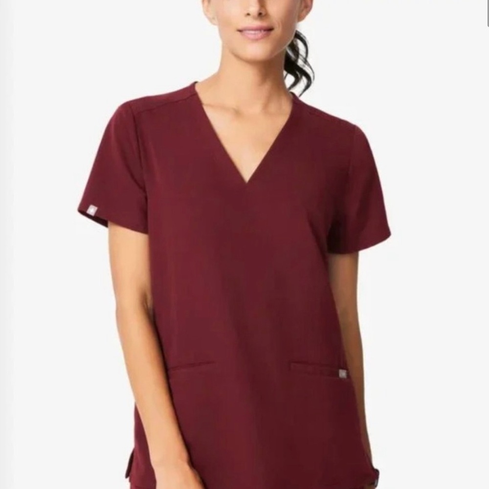 Figs Casma 3 pocket v neck scrub top small burgundy